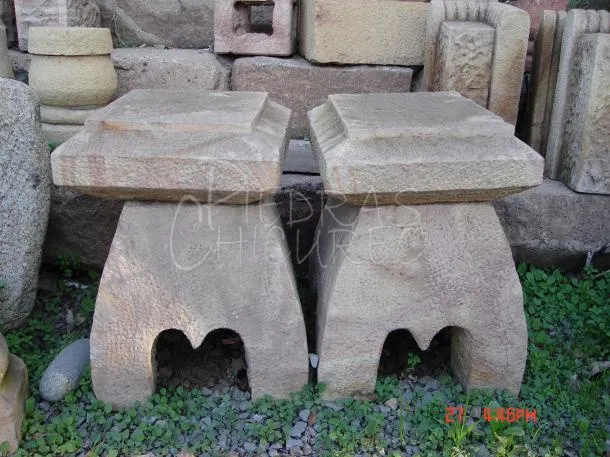 Asiento con patas caladas de piedra — foto 1