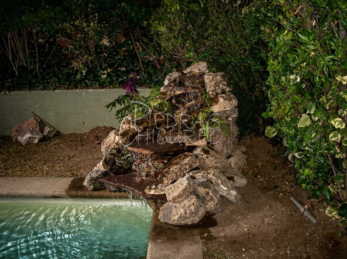 Cascada de piedra al borde de una piscina — foto 2