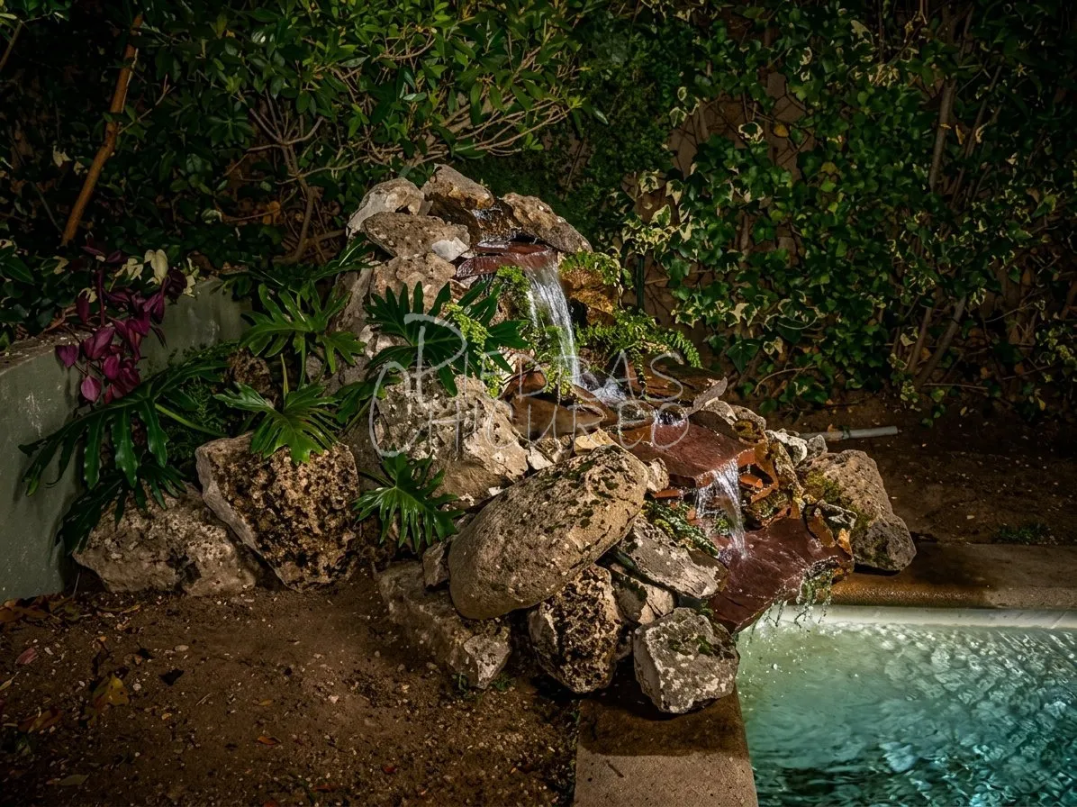 Cascada de piedra al borde de una piscina — foto 3