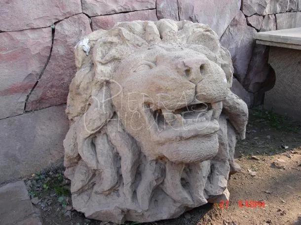 Cabeza de León tallada en piedra — foto 1