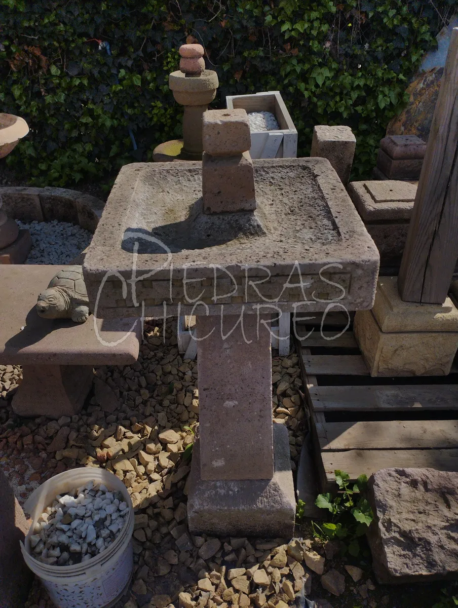 Pileta de piedra con base cuadrada y pedestal — foto 1