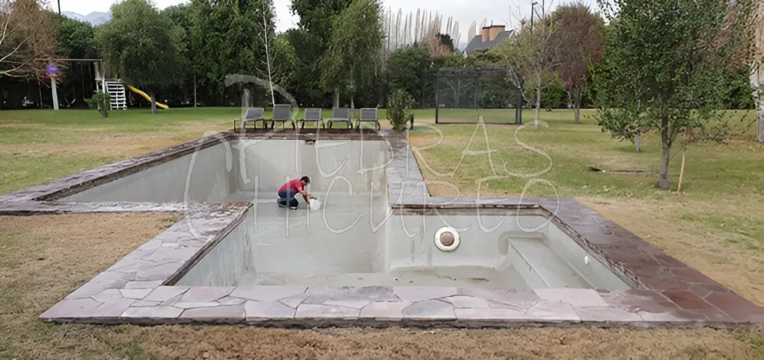 Borde piscina en piedra laja roja — foto A