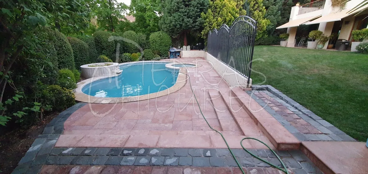 Borde de piscina en palmeta rozada de Pelequen — foto A